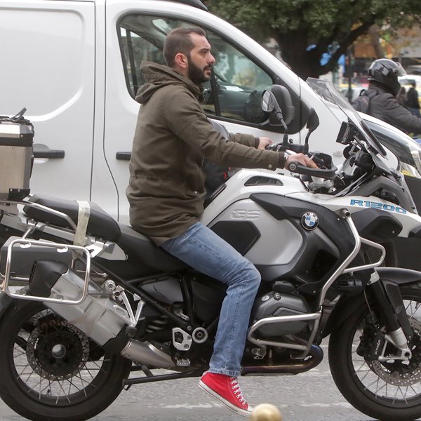 Paparazzi: Ο κριτής του MasterChef, Λεωνίδας Κουτσόπουλος, σε έξοδο με τη μηχανή του!