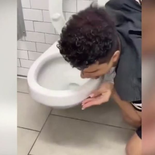 Influencer έγλειψε λεκάνη δημόσιας τουαλέτας και τώρα νοσηλεύεται με κορονοϊό (βίντεο)