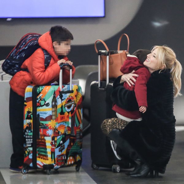 Paparazzi! Η Φαίη Σκορδά στο αεροδρόμιο με τους γιους της και τη μητέρα της