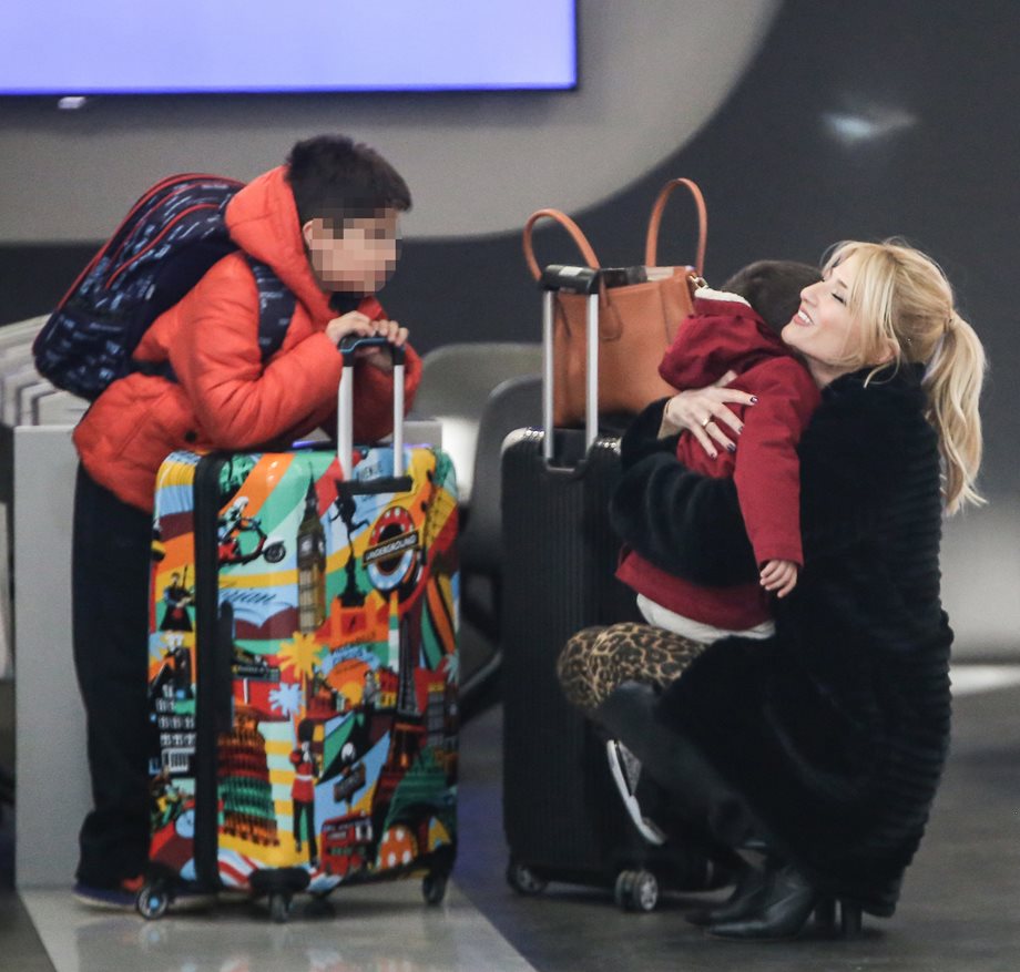 Paparazzi! Η Φαίη Σκορδά στο αεροδρόμιο με τους γιους της και τη μητέρα της