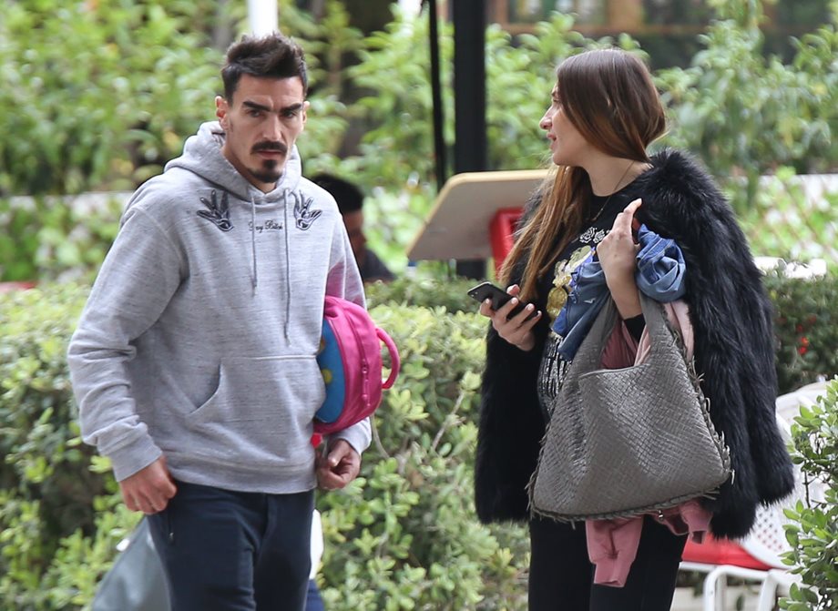 Paparazzi! Ο Λάζαρος Χριστοδουλόπουλος για βόλτα στη Γλυφάδα με την εγκυμονούσα σύζυγό του