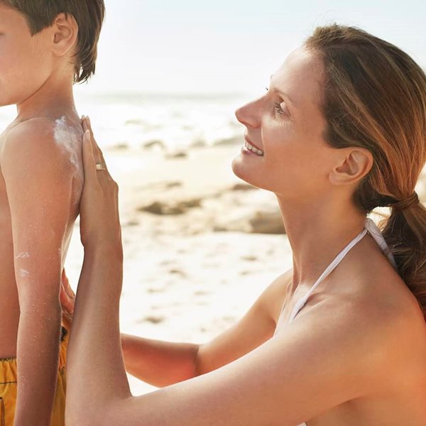 Καλοκαίρι 2019: Πώς θα επιλέξετε το κατάλληλο παιδικό αντηλιακό και πώς θα προστατεύσετε το παιδί σας από τον ήλιο;