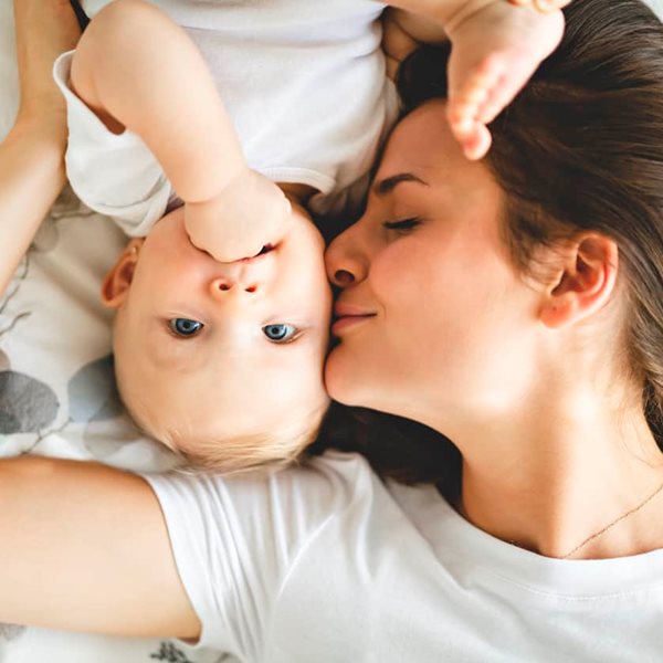 Έρευνα: Η αγάπη της μαμάς αποτελεί "ασπίδα" για σοβαρές παθήσεις των παιδιών