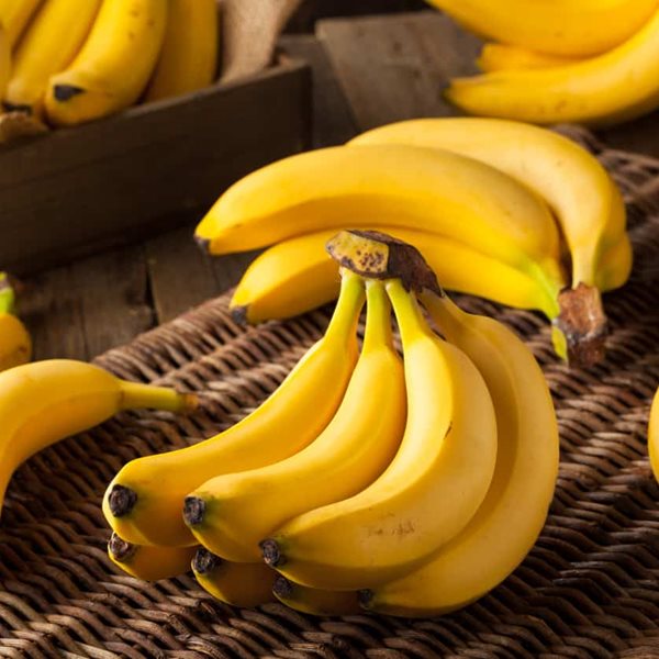 Η μπανάνα είναι το υγιεινό σνακ που μπορεί να είναι πράσινο, κίτρινο ή καφέ 
