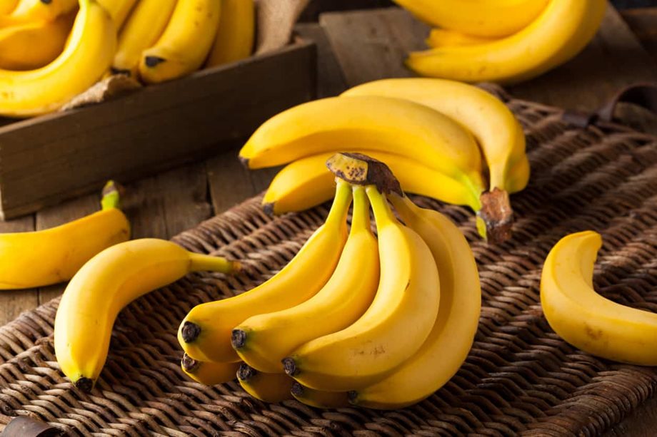 Η μπανάνα είναι το υγιεινό σνακ που μπορεί να είναι πράσινο, κίτρινο ή καφέ 