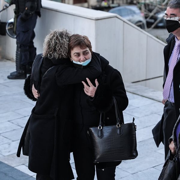 Ελένη Τοπαλούδη: Διακόπηκε η δίκη - Οργισμένη η μητέρα της φώναζε στα δικαστήρια – “Θα σας κάψω όλους!”