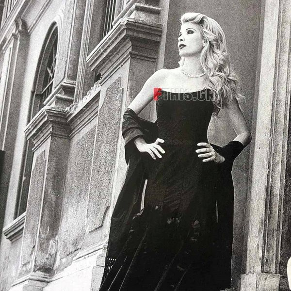 Ελένη Μενεγάκη: Η εντυπωσιακή της φωτογράφιση στη Ρώμη 17 χρόνια πριν!