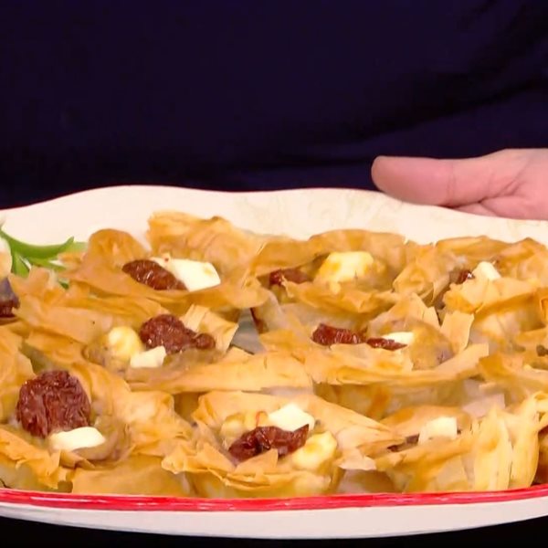 Συνταγή για φωλιές ανοιχτές με φύλλο και γέμιση κοφινάκι με τρίχρωμες πιπεριές (Βίντεο)