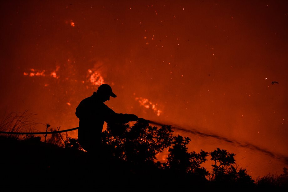 Ανεξέλεγκτη η φωτιά στη Σταμάτα – Εκκενώνεται ο Διόνυσος – Απειλούνται εκατοντάδες σπίτια