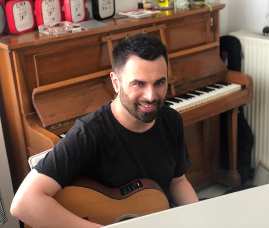 Ο Γιώργος Παπαδόπουλος τραγούδησε μέσω skype στον Σύνδεσμο Προστασίας Παιδιών και ΑμΕΑ