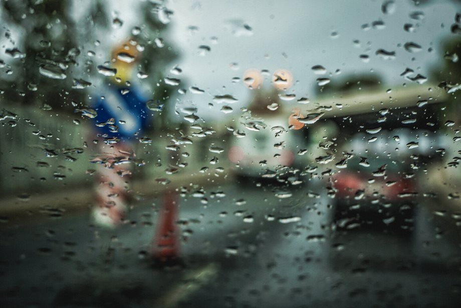 Επικίνδυνη επιδείνωση του καιρού από το μεσημέρι στην Αθήνα – Κλειστή η Πειραιώς στο ύψος της Χαμοστέρνας