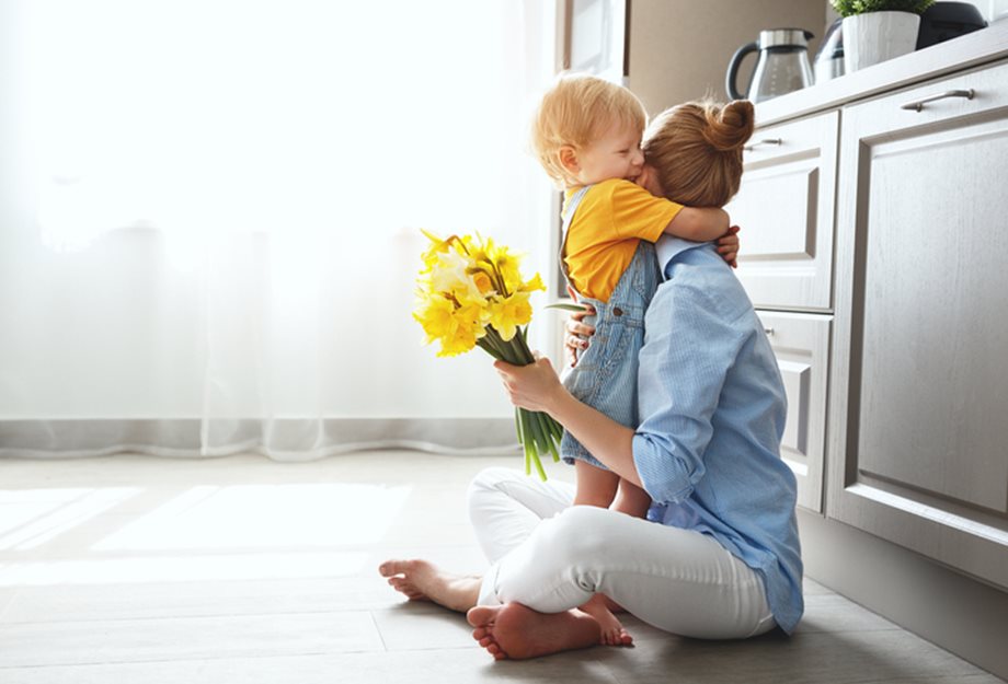 Νέα έρευνα: Η αγκαλιά στο μωρό σας, αλλάζει το DNA του προς το καλύτερο!
