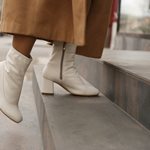 Πώς να συνδυάζετε σωστά τις λευκές μπότες