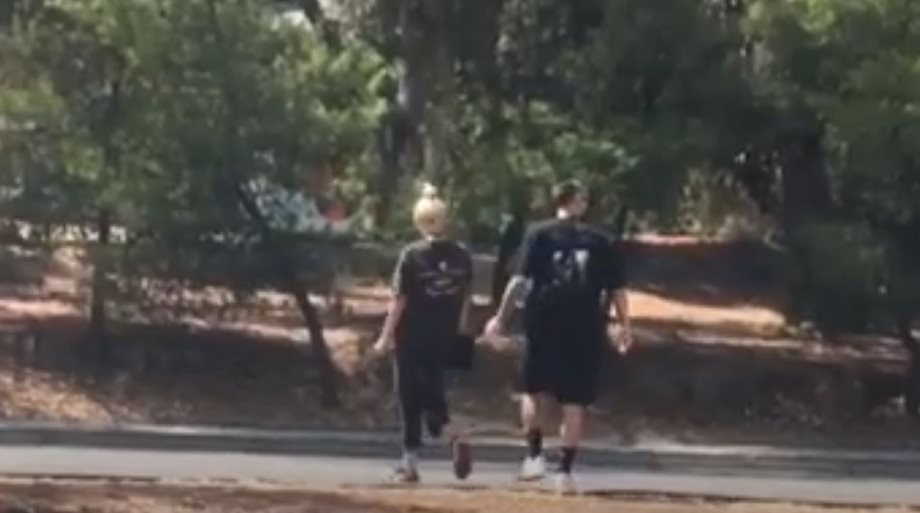 Τάμτα και Πάρης Κασιδόκωστας στο σημείο που σκοτώθηκε ο Mad Clip – Η στιγμή που περπατούν μαυροφορεμένοι (videos)