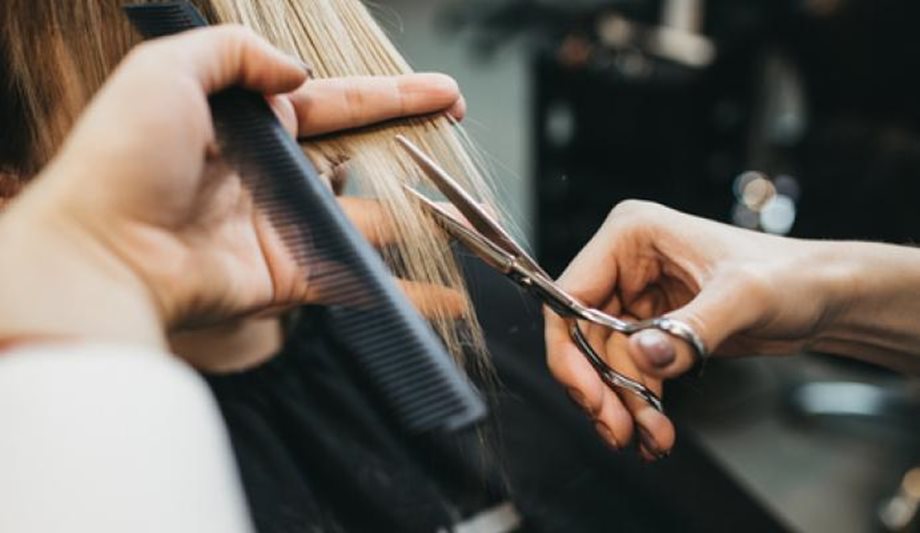 Tips για να κόψεις μόνη τα μαλλιά σου σαν επαγγελματίας κομμωτής 