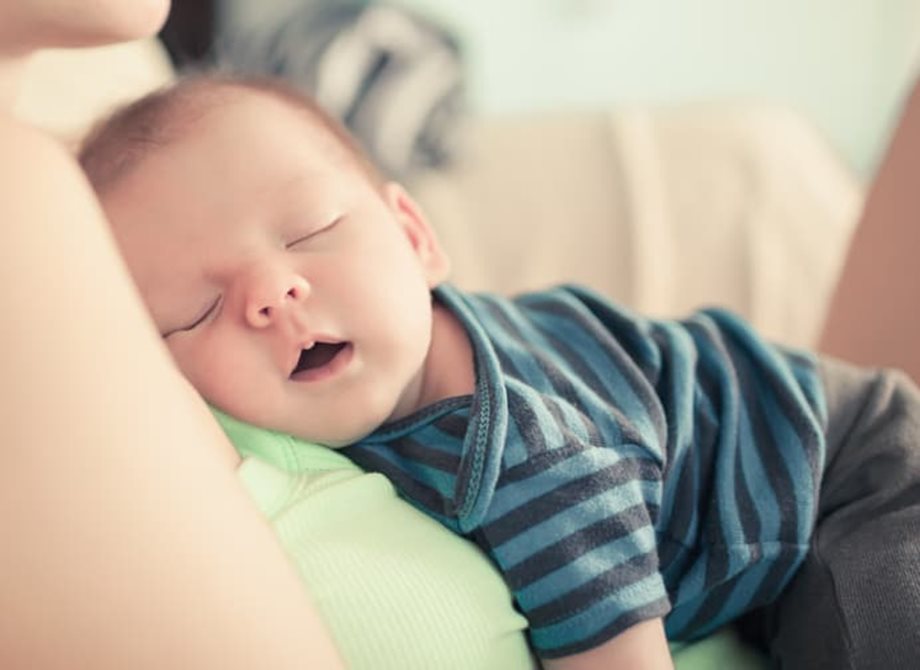 Η επιστήμη μίλησε: Γιατί τα νανουρίσματα βοηθούν τα μωρά να κοιμούνται καλύτερα!
