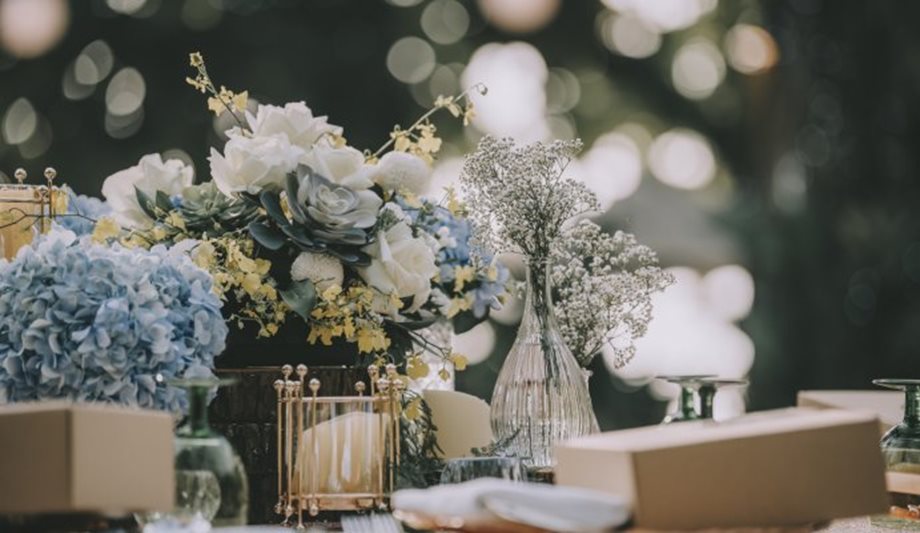 Τραπέζι γάμου: Κάνε μόνη σου τον πιο οικονομικό και chic στολισμό με γλαστράκια
