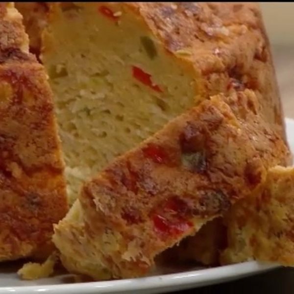Συνταγή για αλμυρό κέικ με Γραβιέρα Αγράφων, πιπεριές και αλλαντικά