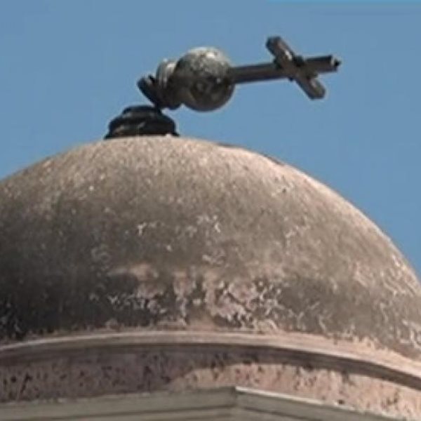 Σεισμός: Λύγισε ο σταυρός στο καμπαναριό της εκκλησίας στο Μοναστηράκι