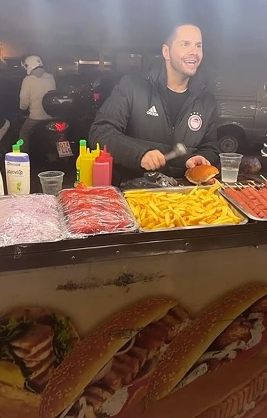 Γιώργος Τσαλίκης: Το viral βίντεο όπου πουλούσε hot dog και η αντίδρασή του σε χυδαίο σχόλιο