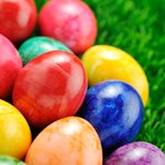 Βάψιμο Αυγών: Εύκολοι τρόποι να βάψετε τα πασχαλινά αυγά σας