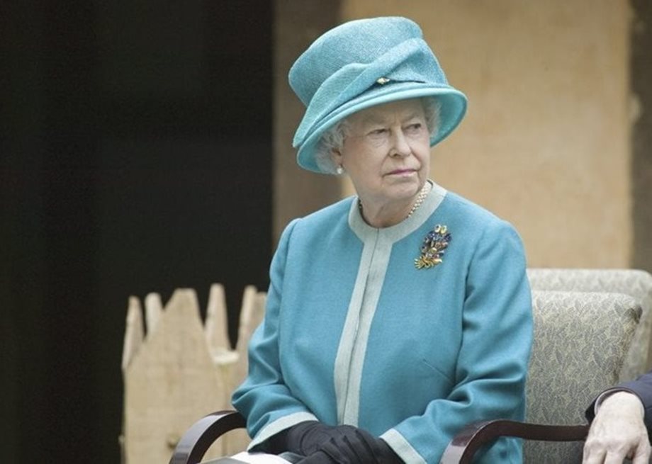 Η Βασίλισσα Ελισάβετ με μπαστούνι για πρώτη φορά σε δημόσια εμφάνιση μετά από 17 χρόνια