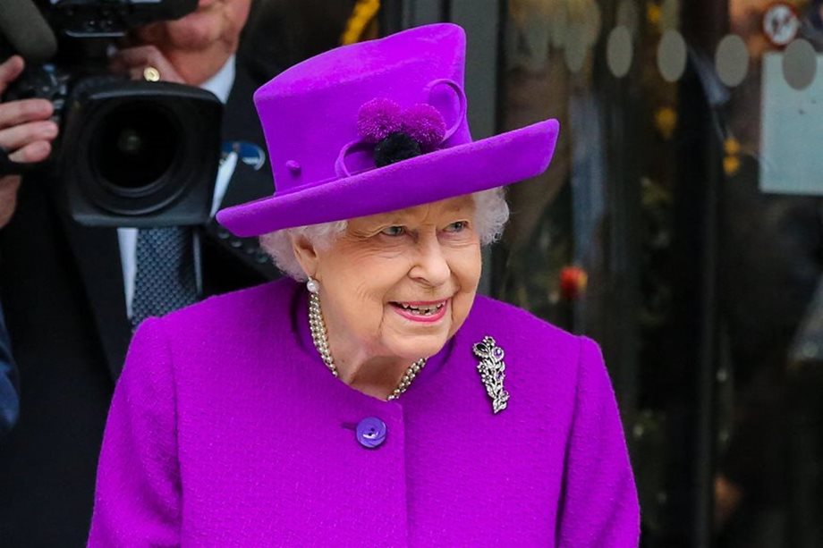 Η Βασίλισσα Ελισάβετ στην πρώτη δημόσια εμφάνιση μετά την περιπέτεια με την υγεία της