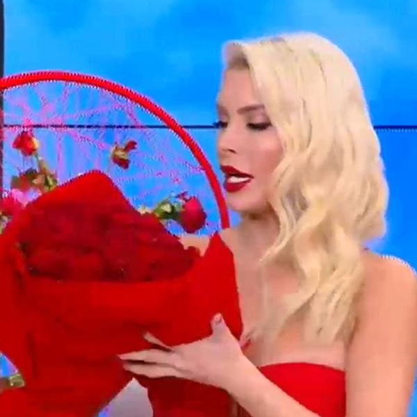 Κατερίνα Καινούργιου: Τα τριαντάφυλλα που δέχτηκε on air και η αναφορά στον σύντροφό της