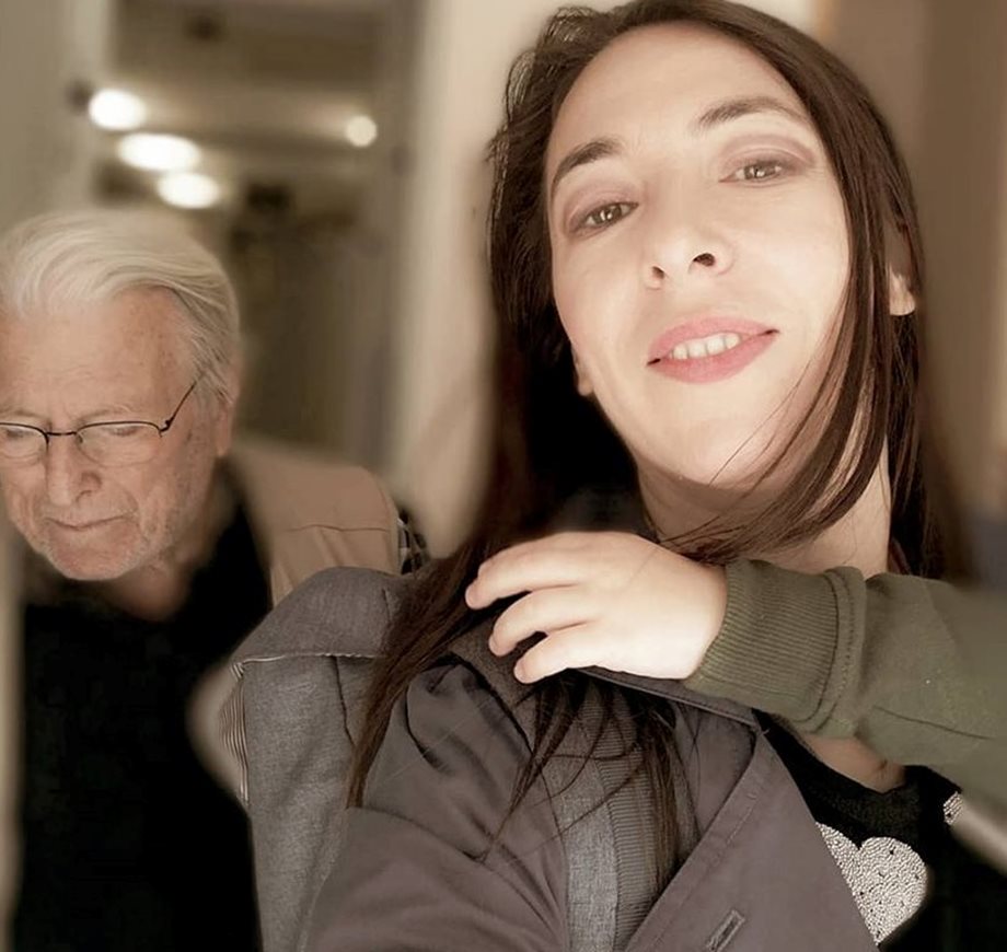 Συγκινεί η Αλίκη Κατσαβού: Η φωτογραφία με την τελευταία αγκαλιά του Κώστα Βουτσά με τον γιο του Φοίβο