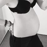 Είναι 32 εβδομάδων έγκυος και φωτογραφίζει την φουσκωμένη κοιλίτσα της!