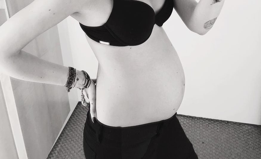 Είναι 32 εβδομάδων έγκυος και φωτογραφίζει την φουσκωμένη κοιλίτσα της!