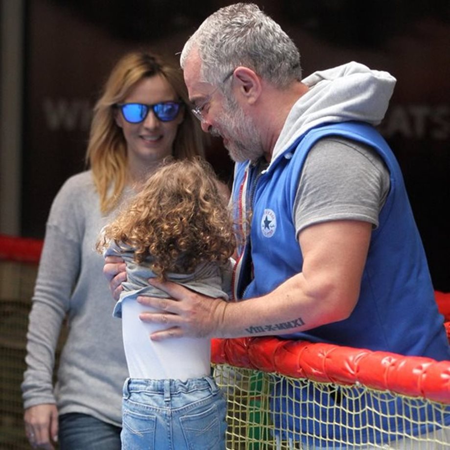 Γιώργος Λύρας: Βιντεοσκοπεί την επτάχρονη κόρη του, Ηλέκτρα, να κάνει… rollers