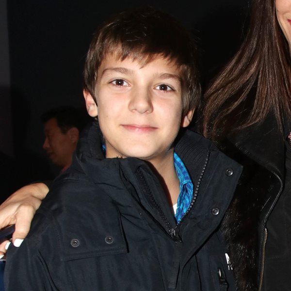 Είναι ο 12χρονος γιος πασίγνωστης Ελληνίδας και συνόδευσε τη μαμά του στο θέατρο!
