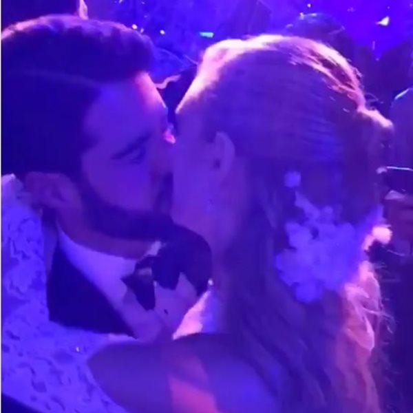 Φίλιππος Λαιμός - Μαριάννα Γουλανδρή: Δείτε το τρυφερό φιλί που αντάλλαξαν στον χορό του γάμου τους