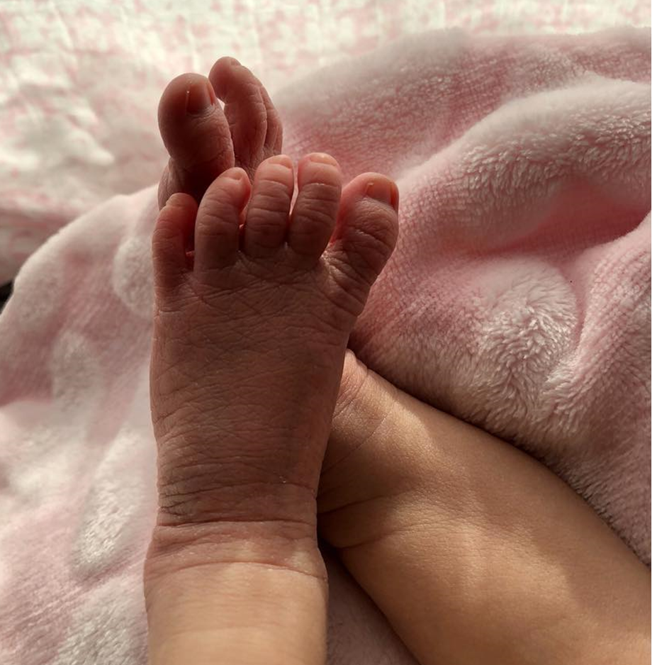 Γέννησε πριν από 7 ημέρες και αυτή είναι η πρώτη φωτογραφία της νεογέννητης κόρης της!