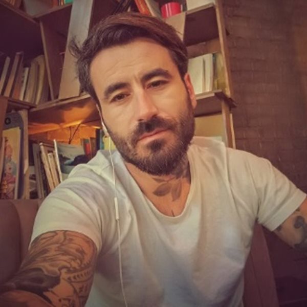 Γιώργος Μαυρίδης: Δείτε τον να κάνει τατουάζ στη μητέρα του!