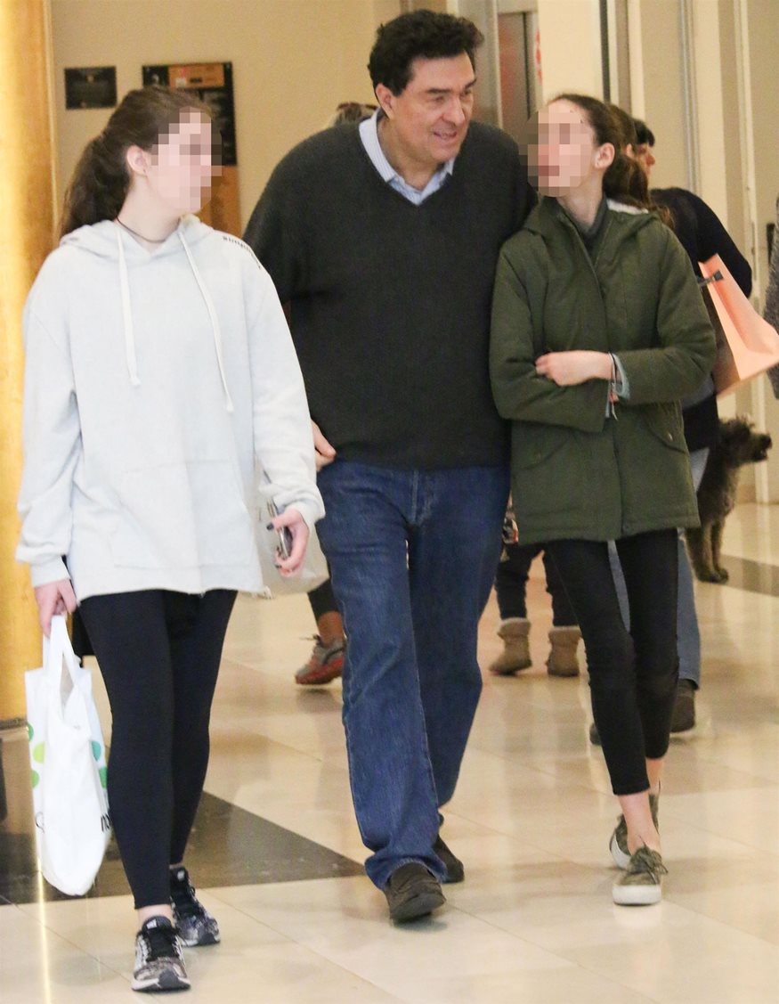 Paparazzi: Ο Αλέξης Παπαχελάς σε εμπορικό κέντρο με τις κόρες του!