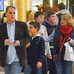 Paparazzi! Ο Νίκος Στραβελάκης με τη σύζυγό του και τον γιο τους σε σπάνια δημόσια εμφάνιση