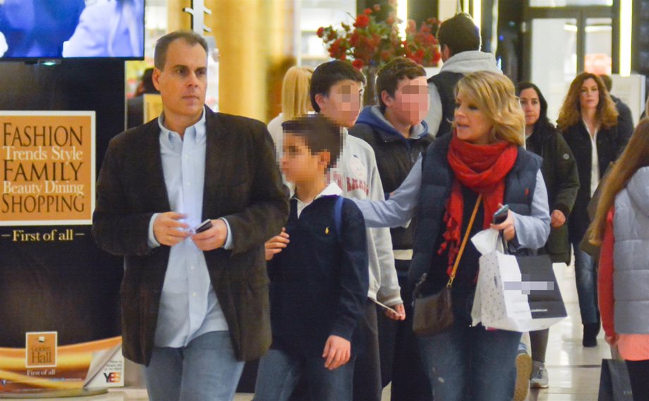Paparazzi! Ο Νίκος Στραβελάκης με τη σύζυγό του και τον γιο τους σε σπάνια δημόσια εμφάνιση