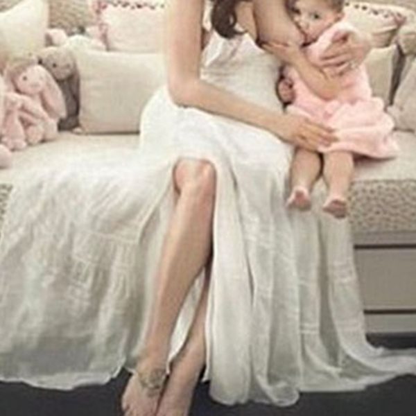 Η διάσημη παρουσιάστρια συνεχίζει να θηλάζει την 3 ετών κόρη της!