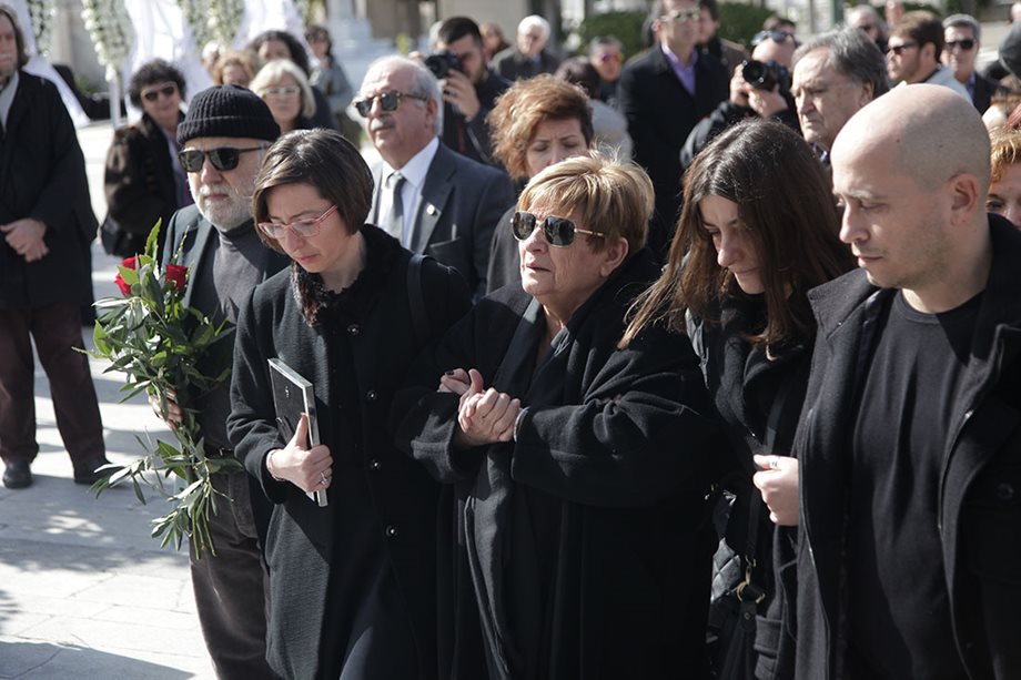 Σε κλίμα βαθιάς συγκίνησης η κηδεία του Δημήτρη Μυταρά - Συντετριμμένοι η σύζυγος και ο μοναχογιός του