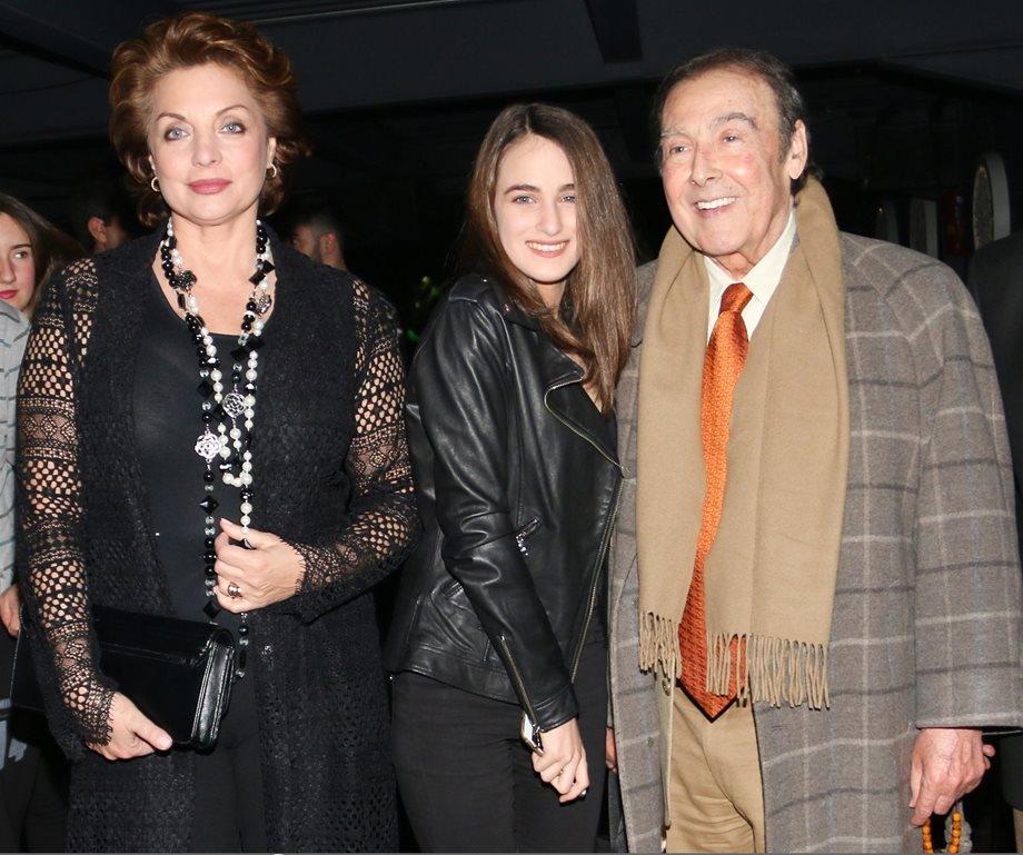 Paparazzi! Τόλης Βοσκόπουλος – Άντζελα Γκερέκου: Σπάνια βραδινή έξοδος με την κόρη τους