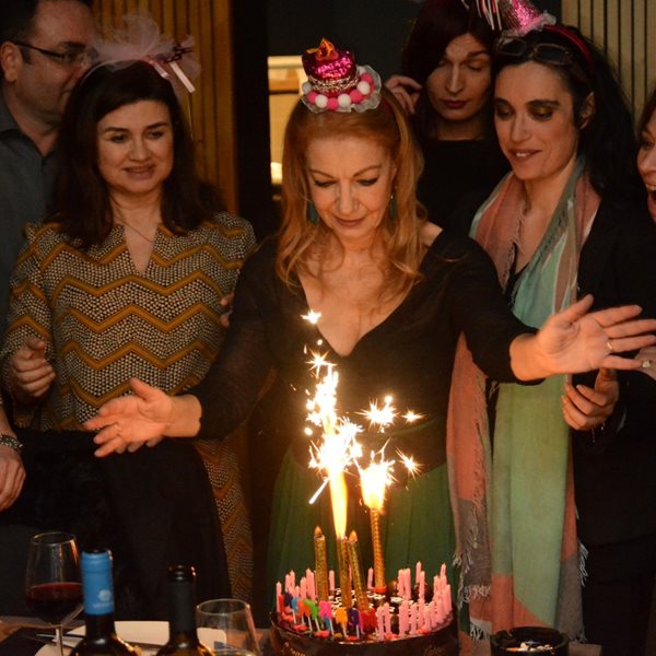 Η Πέμη Ζούνη γιόρτασε τα γενέθλιά της: Το πάρτυ έκπληξη και η εντυπωσιακή τούρτα