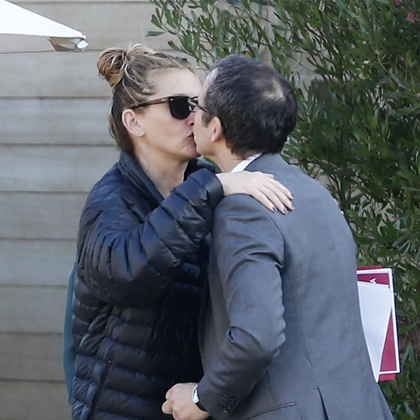 Ποιόν φιλάει η Julia Roberts; Όχι, δεν είναι ο σύζυγός της… 