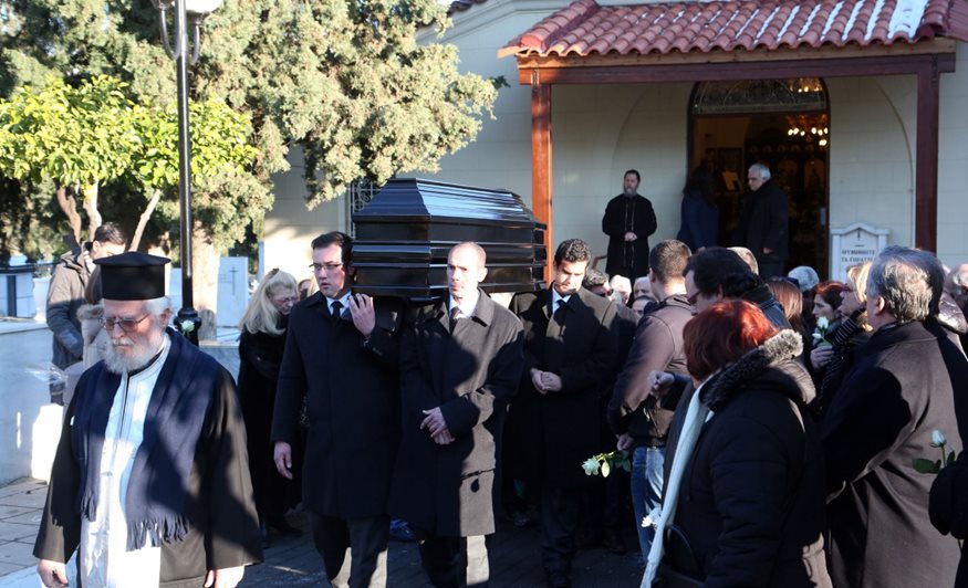 Το &quot;τελευταίο αντίο&quot; στη Κέλλυ Σακάκου: Συντετριμμένοι φίλοι και συγγενείς στη κηδεία της