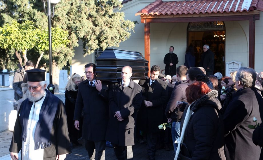 Το "τελευταίο αντίο" στη Κέλλυ Σακάκου: Συντετριμμένοι φίλοι και συγγενείς στη κηδεία της