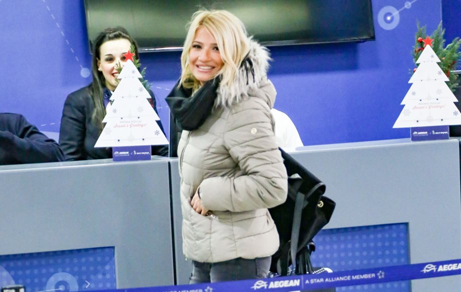 Paparazzi: Η Φαίη Σκορδά στο αεροδρόμιο με τον συνεργάτη της!