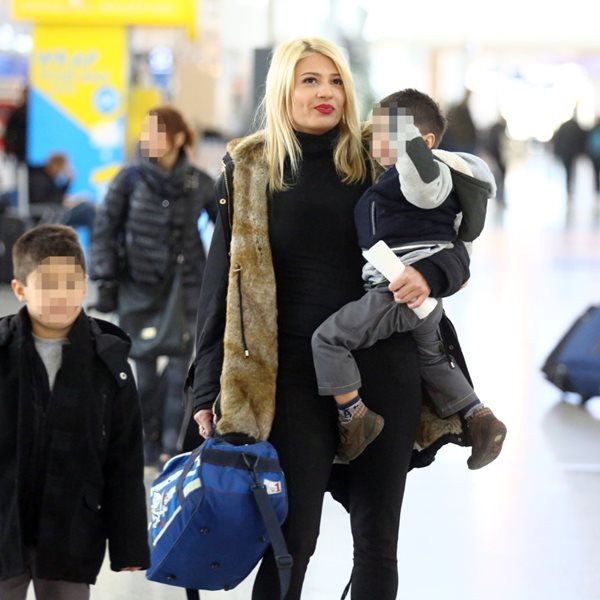 Paparazzi: Η Φαίη Σκορδά στο αεροδρόμιο με τους γιους της!