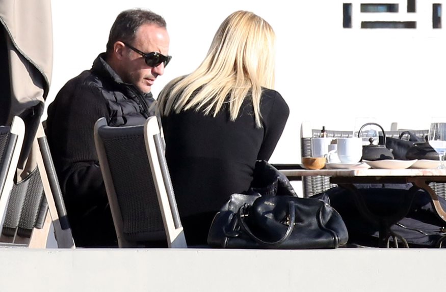 Paparazzi! Νίκος Αλιάγας: Με τη γοητευτική σύζυγό του στη Γλυφάδα τρεις μήνες μετά τον τοκετό