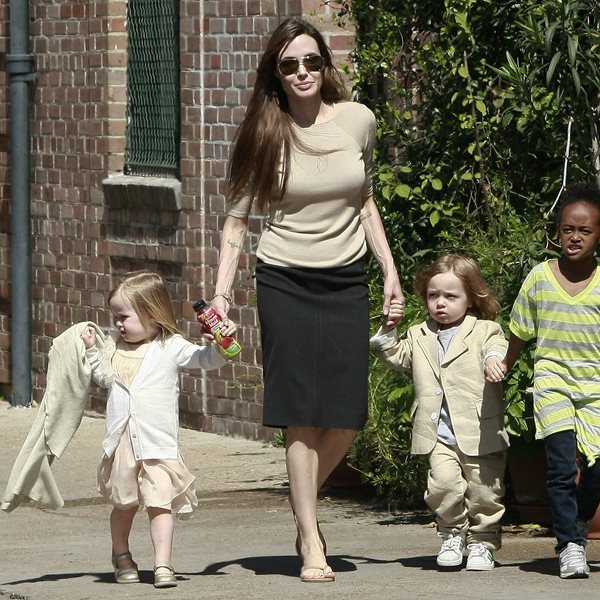 Angelina Jolie: Η μητέρα της υιοθετημένης κόρης της, Zahara, την εκλιπαρεί να της επιτρέψει να μιλήσει στο παιδί της